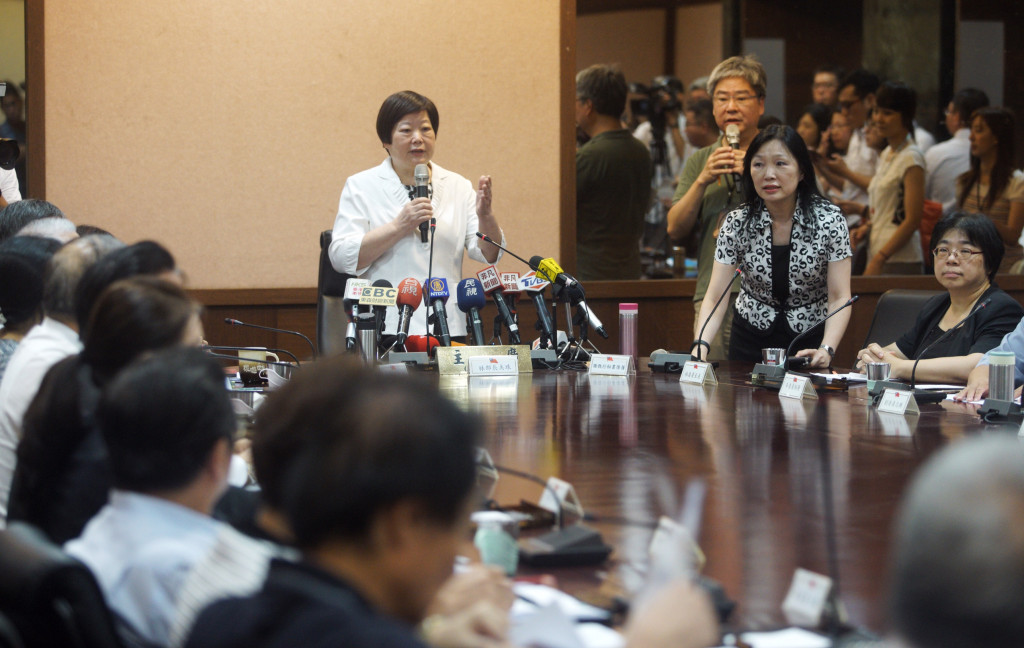 勞動部長林美珠擔任基本工資審議委員會的主席主持會議。　圖／張良一