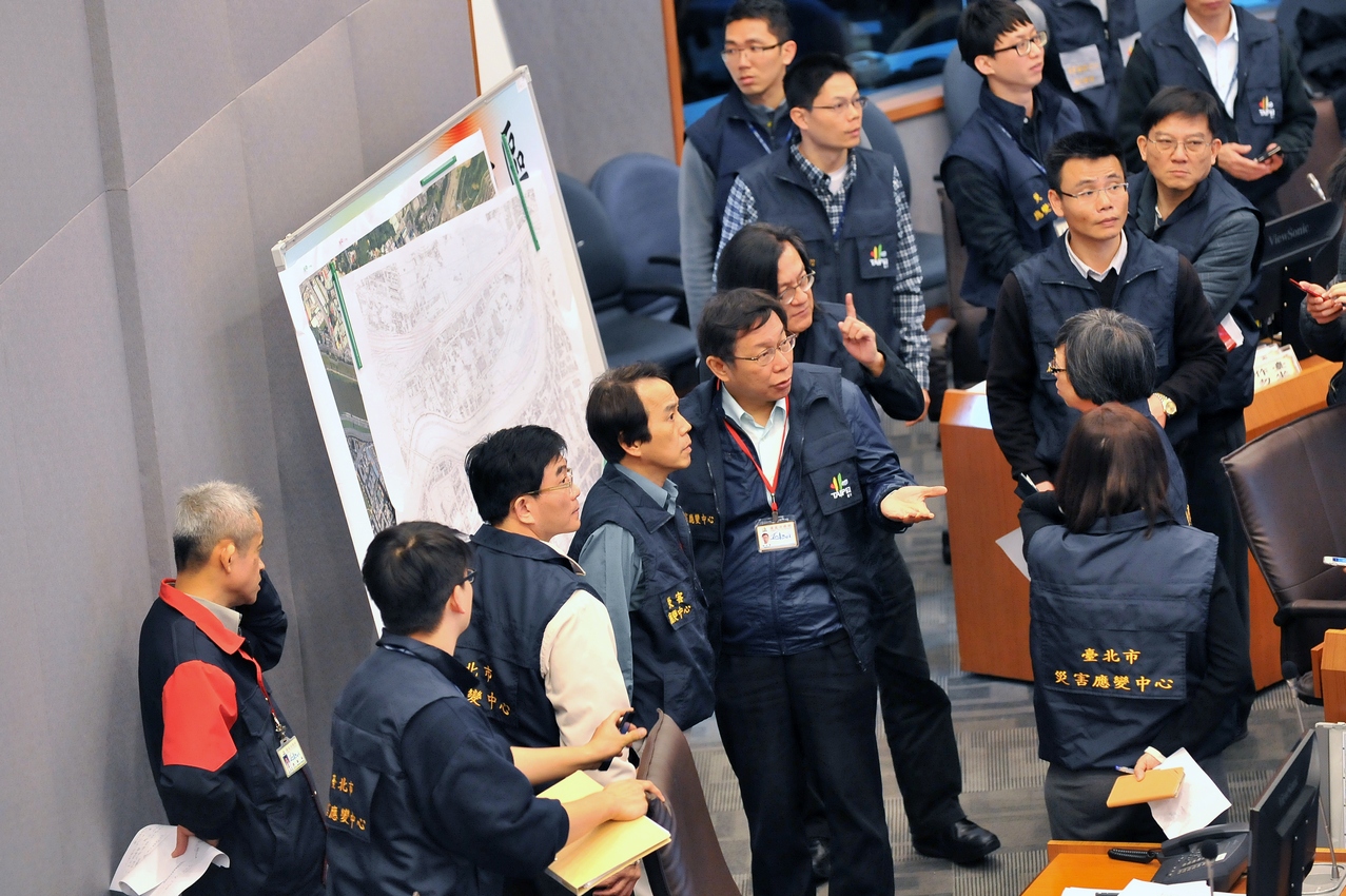 台北市長柯文哲主持復興空難緊急應變記者會。（北市府提供20150204）