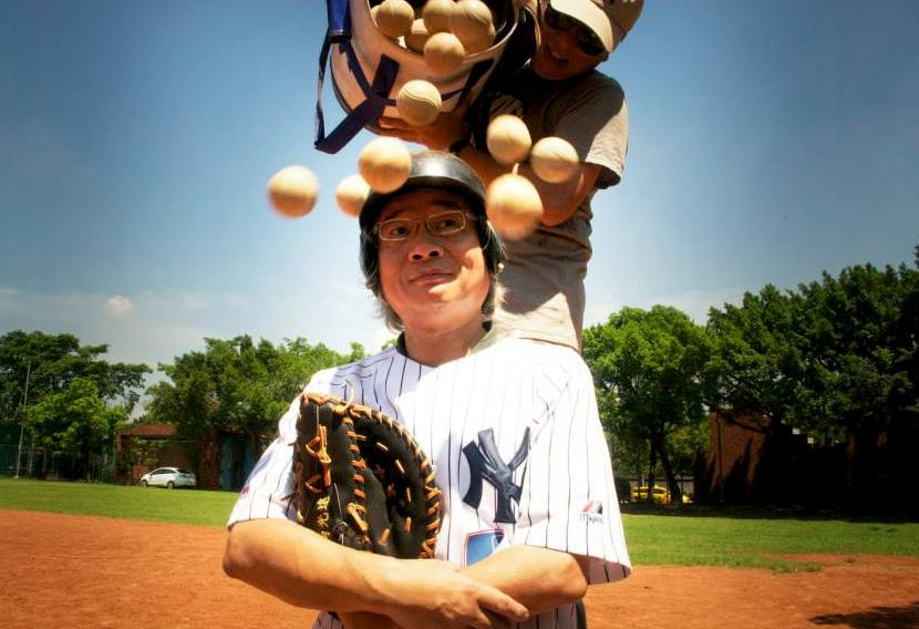 台北市長參選人馮光遠今(22)日上午大玩創意!於台北市民權公園棒球場投手丘舉行「球桶挑戰」(Ball Bucket Challenge)。攝影/黃謙賢