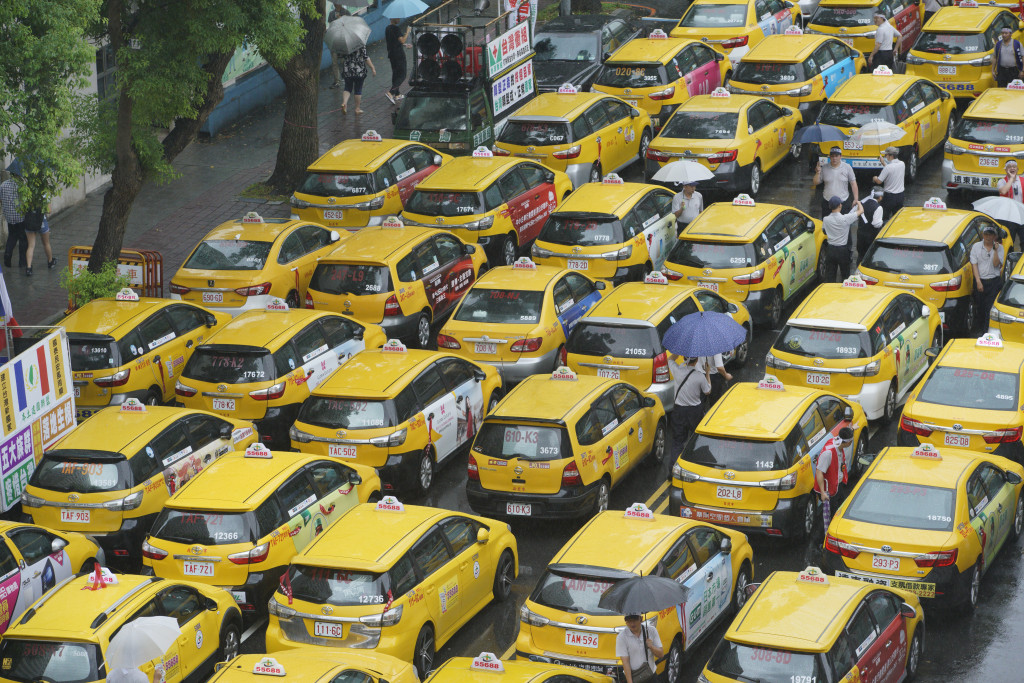 近千名計程車司機在立院外抗議政府任由UBER在台營業。圖／張良一攝（20160711）