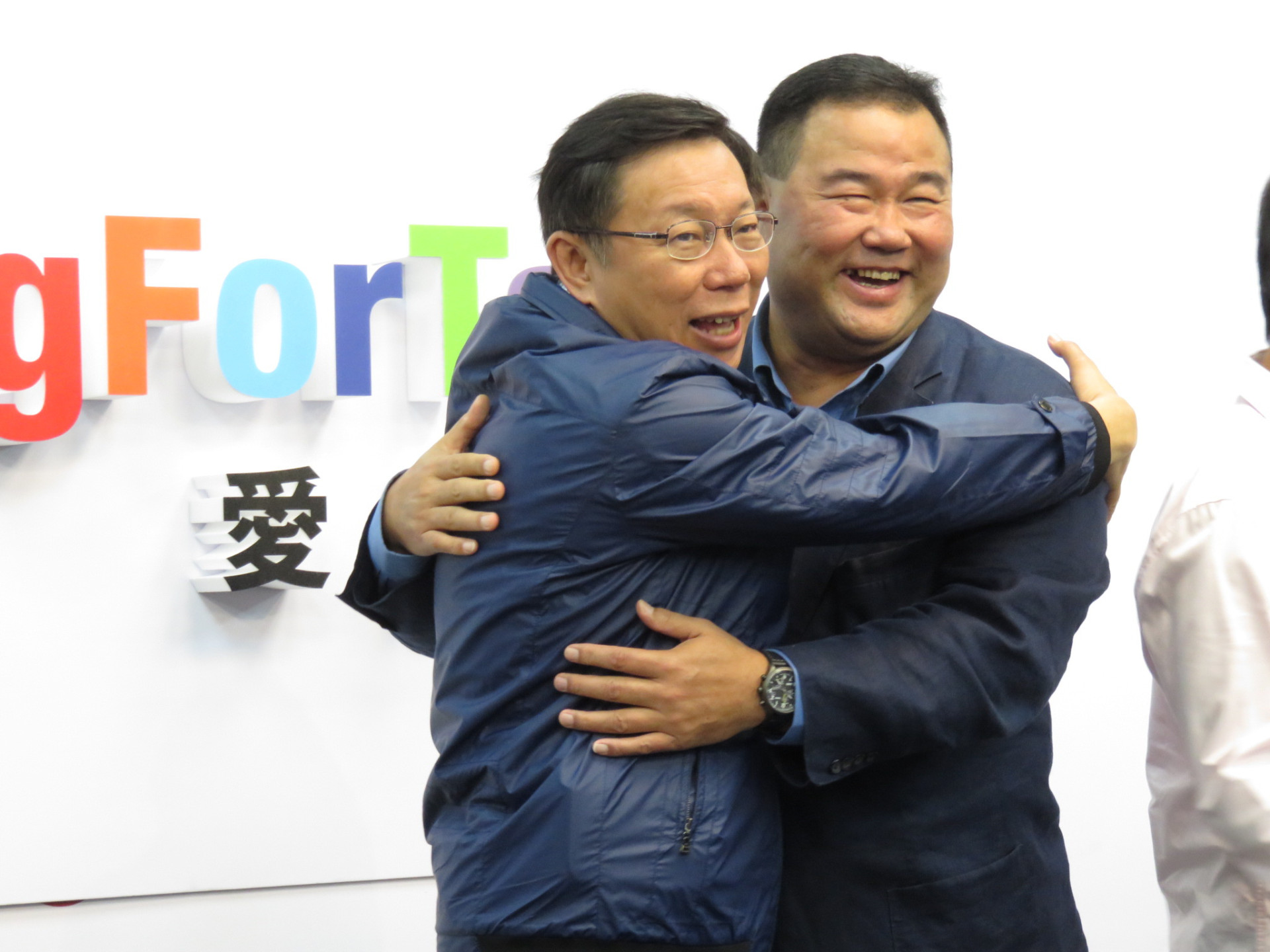 柯文哲23日辦市民嘉年華，今先與體育健將趙士強練習擁抱。（朱蒲青攝）