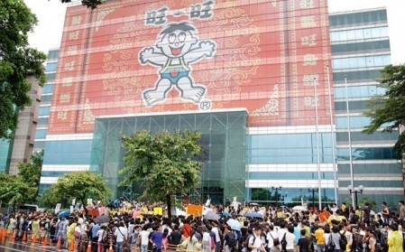中天新聞台爭議不少，在反旺中案以及反服貿期間，都曾經被民眾包圍抗議，但今日NCC仍准予換照。（資料照片）