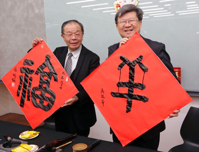 教育部長吳思華(右)13日在教育部出席新春揮毫活動,與中華民國書學會長張炳煌(左)一同揮毫。針對課綱微調案敗訴,吳思華表示暫不影響推動時程。(中央社)20150213