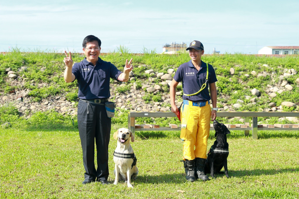 林佳龍今日擔任「菜鳥領犬員」，在消防局長蕭煥章陪同下，與4位領犬員實際體驗訓練狗狗，了解搜救犬平日的「上班」狀況。市長與搜救犬「鐵雄」合作無間，模擬各種訓練都順利完成。圖／台中市新聞局提供