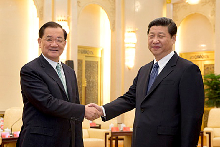 從2005年以來，連戰幾乎年年前往中國，握手的對象也從胡錦濤變成習近平(右)。(資料圖片/中央社）