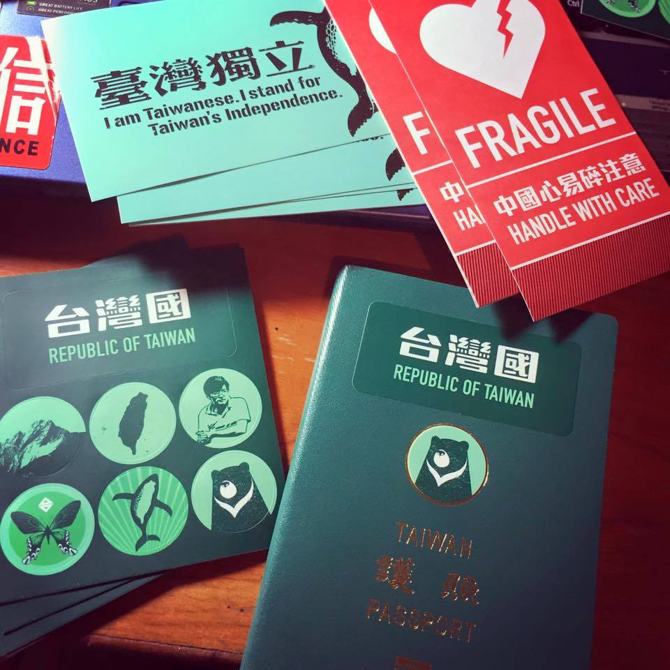 外交部長林永樂9月備詢時表示，在「中華民國」護照上貼上「台灣國」的貼紙是違法行為，並交移民署與法務部處理，不到二個月，外交部就提出《護照條例施行細則》修正草案。（圖取自陳致豪臉書, 經本人同意）