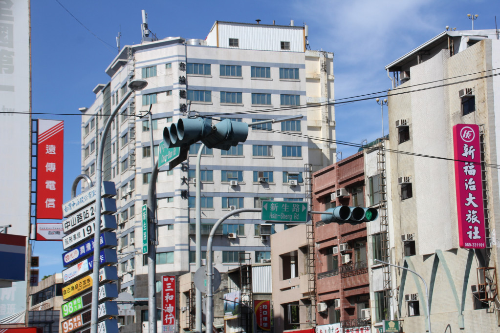 台東市區，到處可見紊亂的纜線，破壞市容景觀。圖／王志偉翻攝