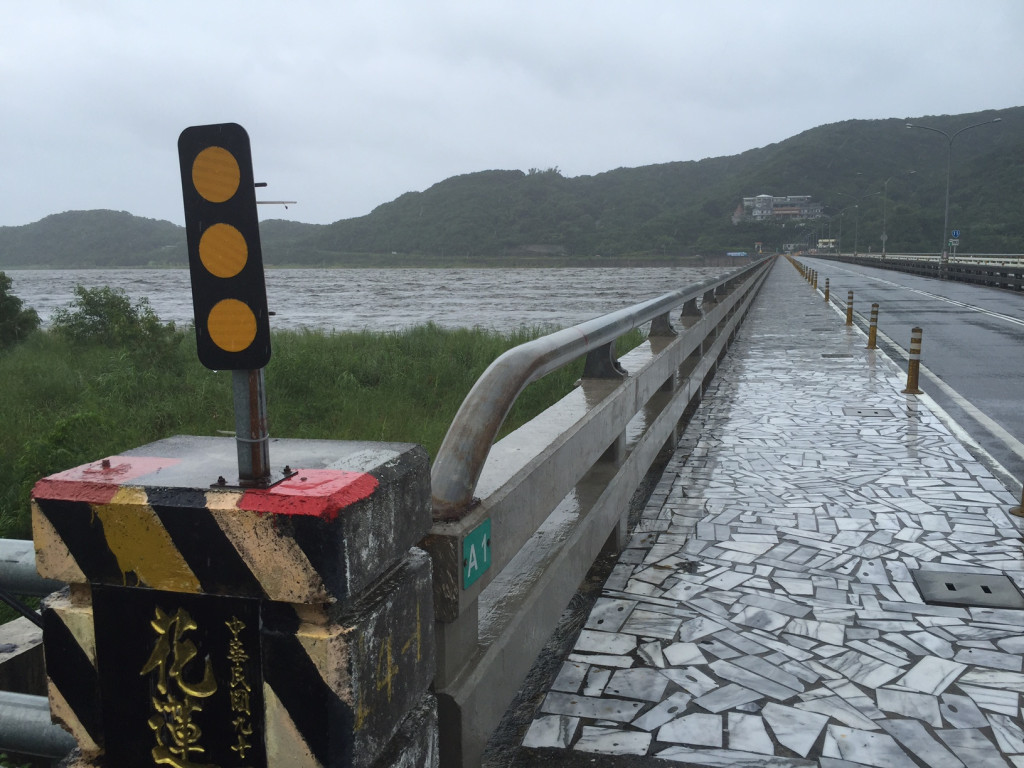 「花蓮大橋」其中一橋樑，使用近五十年，每逢颱風大雨即封閉。（王志偉攝）