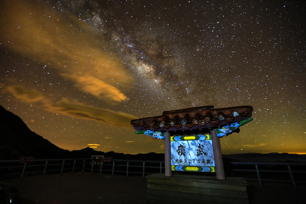 中橫公路合歡山為台灣知名觀星、賞銀河的勝地，每年吸引許多觀星族到鳶峰休息站、武嶺一帶看星星，縣長林明溱2日與清境觀光協會，至鳶峰休息站會勘，決定改善環境，打造「暗空公園」，讓觀星族有更好的環境能夠觀星、賞月、看銀河。（南投縣政府）