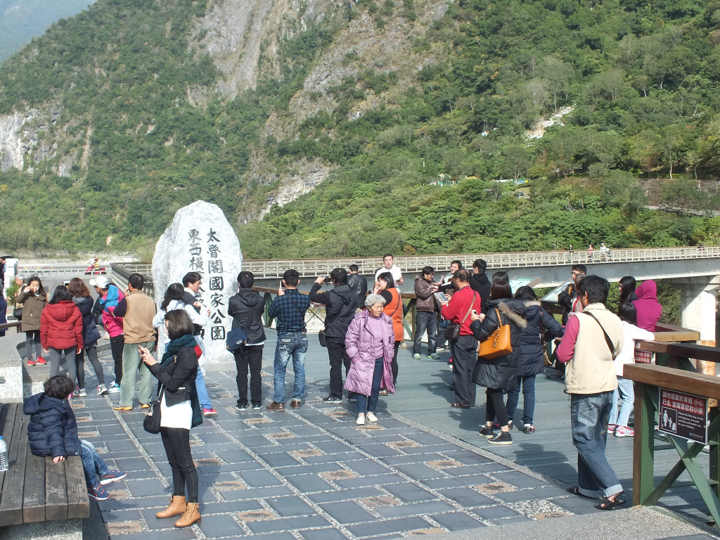 太魯閣國家公園已成中客必遊之處，但「一條龍」旅遊方式，根本無助地方觀光效益。圖/王志偉