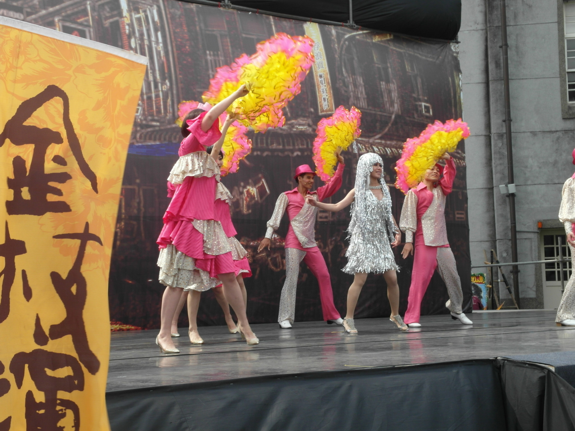 金枝演社被譽為「台客戲劇第一天團」，週六晚將在華山文創園區舉辦戶外公演，邀請觀眾在溫溫熱熱的夏日夜，欣賞一場台客味十足的演出。(記者陳淑貞攝)，