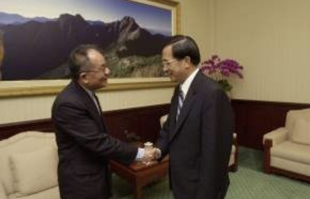 2003.6.11阿扁在總統府接見邱垂亮國策顧問。
