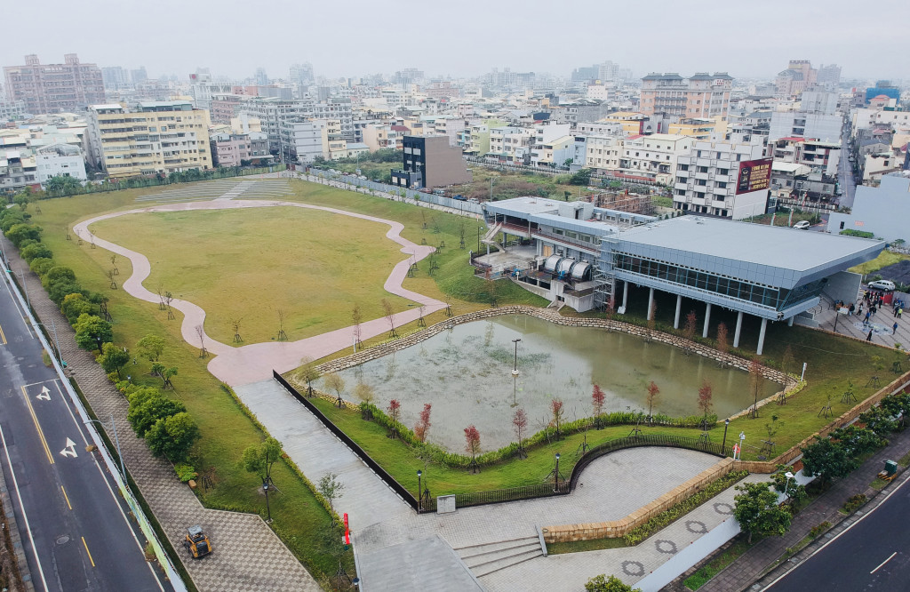 總統蔡英文為了解圓林園滯洪池在颱風豪雨時發生的效用，在彰化縣長魏明谷以及民意代表陪同下，今（16）日上午於彰化縣員林市圓林園，進行視察時表示，這幾次來彰化，她最大的感覺就是彰化確實改變了很多，那很多的改變也都看得見。圓林園空拍圖。（圖／彰化縣政府）