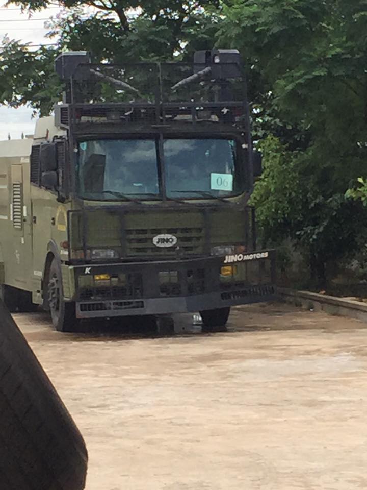 越南政府公布魚群死亡的調查結果,元兇可能直指台塑在河靜省新設的鋼鐵廠,擔心再度發生暴動,我駐越代表處因此向台商發出警告。圖為網友拍到越南派出鎮暴水車警戒。(翻攝自臉書)20160630