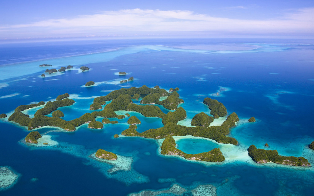 湛藍的天空，清澈的海洋，這是南太平洋島國帛琉的迷人風貌。2005年1月27日，陳總統展開「海洋夥伴、合作之旅」的南太平洋友邦國是訪問，首站造訪帛琉，這是中華民國總統首度訪問南太平洋，也是第一次出訪帛琉。圖／Flickr