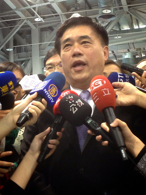 北市廉政會調查大巨蛋案,傳出下一波將針對前市長郝龍斌(見圖,中央社資料照片),郝龍斌炮轟柯市府利用廉政會「黑機關」進行政治鬥爭,「令人不齒」。他和團隊同仁將「訴諸司法」,以證清白。20150508