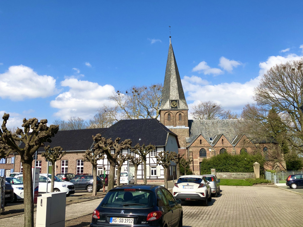 筆者居住的Schwanenberg鄉村中心廣場，後面是基督教堂建於1547年。圖／作者提供