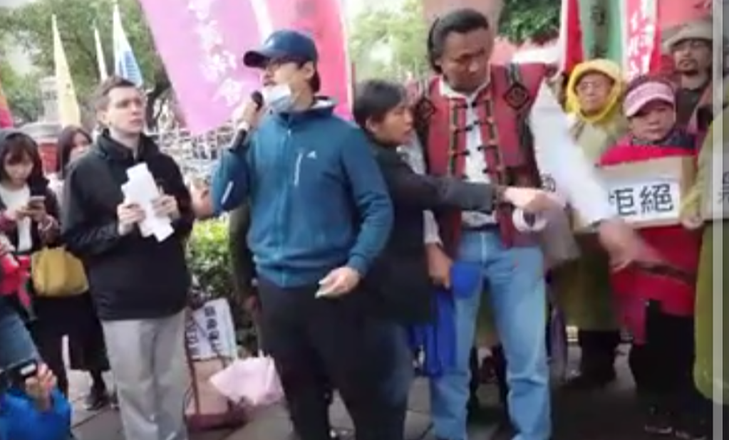 行政院原住民族委員會日前公告「原住民族土地及部落範圍土地劃設辦法」，未將私有土地納入，引發原住民族反彈，多個原住民族民族議會成員今天上午聚集在立法院前，要求立法院退回劃設辦法並重新制定。圖／台灣原住民族部落行動聯盟 IPACT