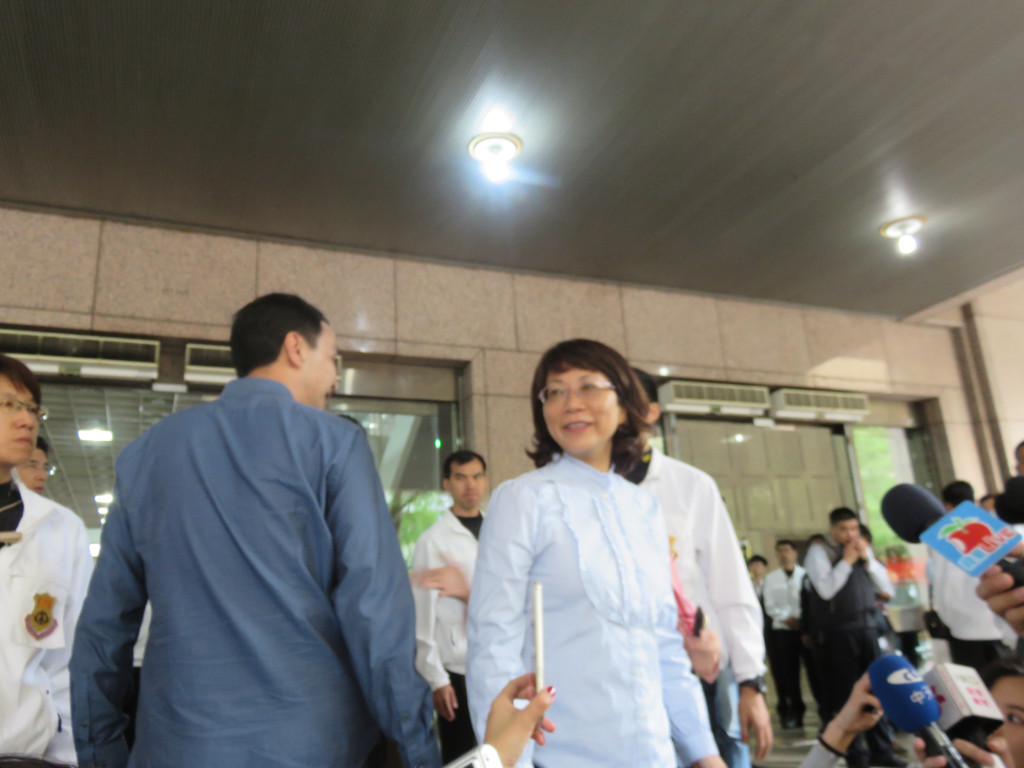 朱立倫、王如玄上午前往中選會完成正副總統登記參選,並完成財產申報。(記者唐詩攝影)