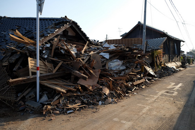 日本熊本強震重災區益城町聯外交通壅塞，記者徒步進入時，看到沿路建物不是全倒就是半倒，滿目瘡痍。圖片／中央社