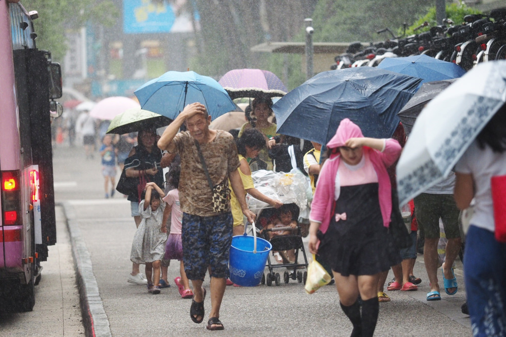 尼莎颱風入夜風雨將持續增強，預估今天（29）晚上至明天白天影響最大。圖／張家銘