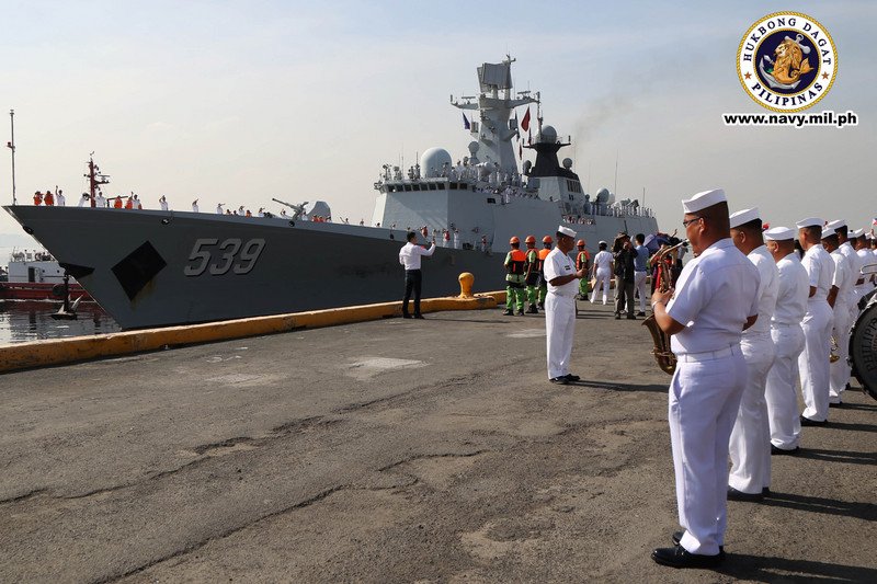 中國導彈護衛艦蕪湖號、邯鄲號和補給艦東平湖號，今年1月17日到馬尼拉展開4天親善訪問，菲律賓海軍儀隊歡迎。（菲律賓海軍提供）