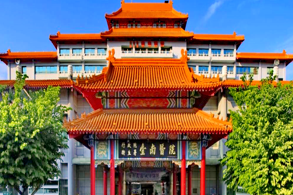 台南醫院悠久歷史，是台南人記憶中的「大病院」，通過區域醫院及教學醫院評鑑優等、獲得國際醫療服務獎等，今正式由許博翔醫師接任衛生福利部臺南醫院院長。(記者陳俊廷攝)