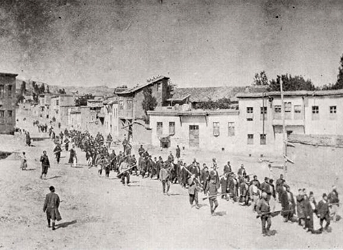 1915年，亞美尼亞平民在鄂圖曼士兵引領下穿過哈爾普特前往附近監獄。（圖片來源：Gonzosft）