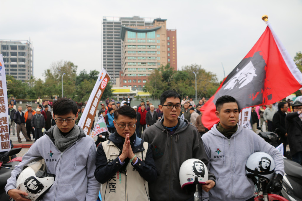 基進側翼3天的「革命前夕的摩托車之旅」在8日下午抵達台北，由台聯不分區立委候選人陳奕齊和台聯青年軍摩托車隊隊伍一起駛進龍山寺前。