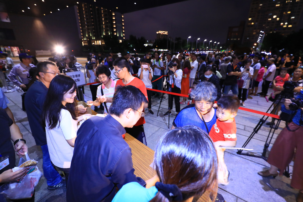 台中石虎花車參加雙十慶典榮獲網路投票「人氣王」，林佳龍自掏腰包請吃雞排和喝珍奶，熱鬧滾滾。（台中市新聞局）