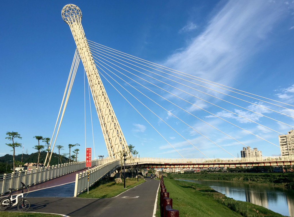 橋名是星光，但造型像麥克風。記者蔡育豪攝影