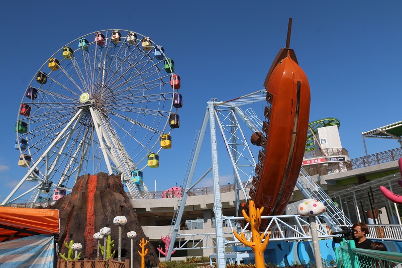 台北市立兒童新樂園下月中全新開幕。圖為園區的海盜船與魔天輪。（記者何豪毅攝）