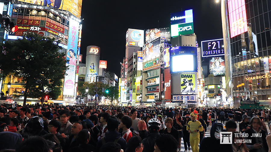 日本景氣低迷，但政府大推觀光，成為少數的亮眼產業，今年赴日外國遊客到十月底就創下高達2千萬人次的歷史新紀錄。圖為萬聖節前夕的澀谷站前。圖/陳威臣