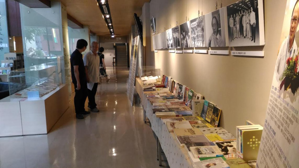 彰化縣文化局舉辦「王拓主題書展」特展。圖／陳婉真