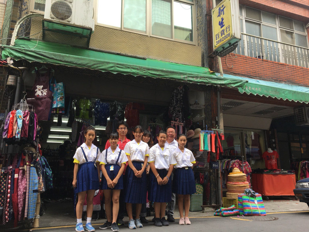 大溪國小學妹團試穿舊式制服，模擬鳳飛飛當年的時代氛圍。（圖：大嵙崁文教基金會提供）