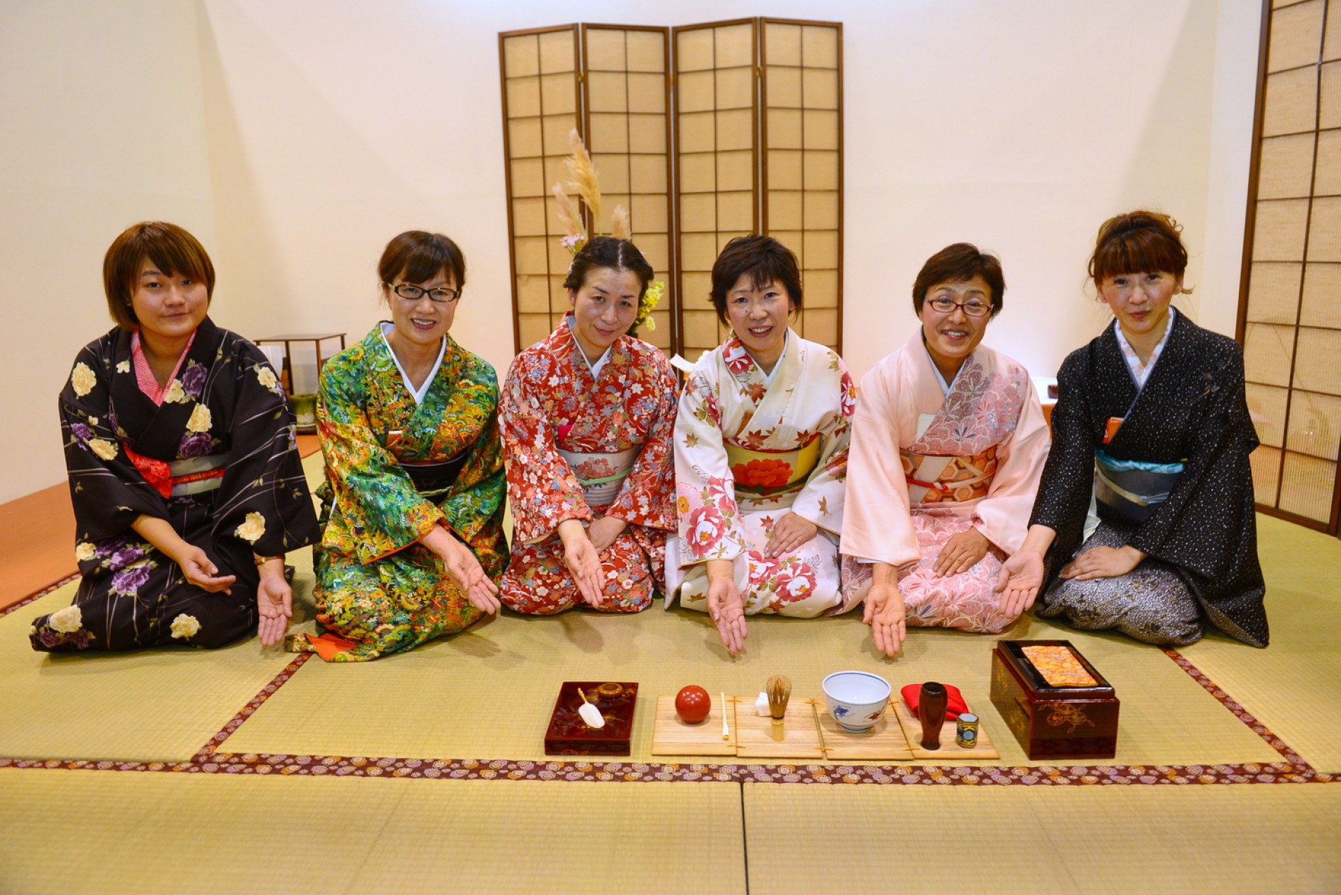 來自日本的茶道裏千家茶道教授及老師在其中表演道地的日本茶道，吸引眾多愛好茶文化的遊客駐足觀賞，直呼稀奇有趣。（記者石振賢攝）