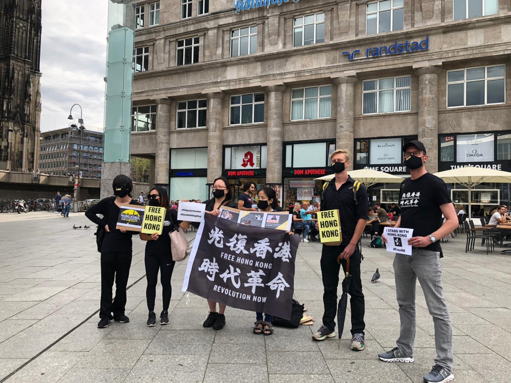 在科隆火車站示威的香港朋友。圖／田牧提供