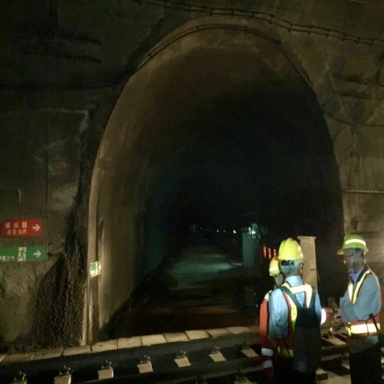 台鐵與通訊業者會勘隧道位置，裝設行動網路通訊電纜。圖／王志偉翻攝