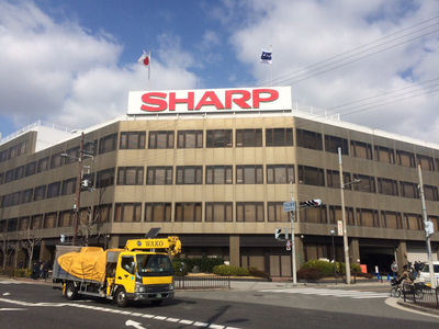 鴻海是否能收購日本電機大廠夏普（Sharp）一波三折，在鴻海派出大軍查核夏普或有負債後，各大外媒均紛紛指雙方正力拼下週可以簽約。(中央社資料照)。