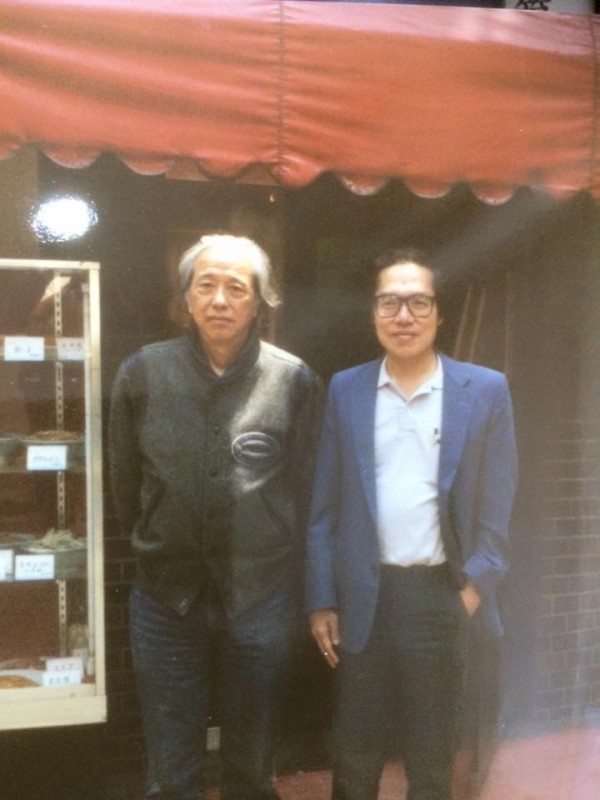 史明與陳芳明於日本東京，史明開設的中華料理餐廳前合影（圖取自陳芳明臉書）