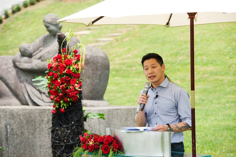 時代力量今日由林昶佐等代表前往鄭南榕墓園致意，並表示為感念鄭南榕對台灣的付出和貢獻，將積極推動公投法、選罷法與集遊法等法規修正，繼續深化民主。（黃謙賢攝）