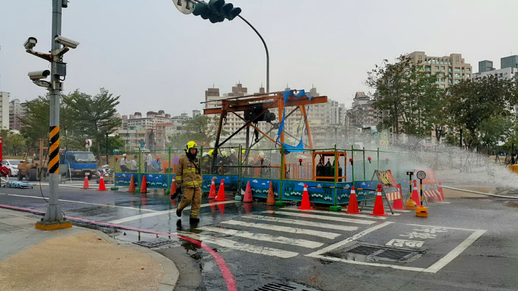 高雄市「鳳山溪污水區第四期第三標工程」於澄清路覺民路口今17日（五）下午疑似因外力因素導致中油公司24吋天然氣管發生洩漏引燃及冒煙。(照片/高市消防局)