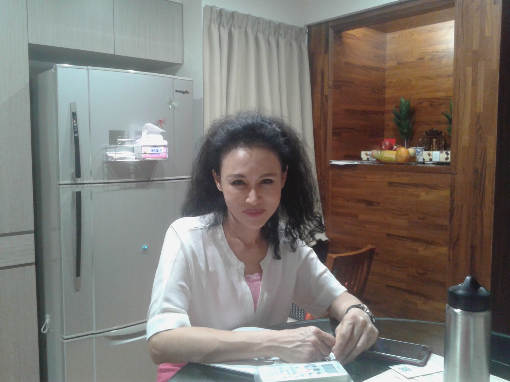 譚敦慈是一名護理師，多年伴隨已故俠醫、丈夫林杰樑投入毒物研究，丈夫過世後，接替先生未完成的遺志外，私底下對飲食料理有一套見解。(蘇元和攝影)