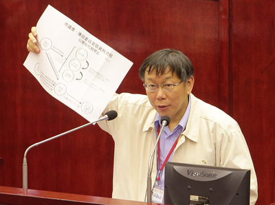 有關大巨蛋爭議，台北市長柯文哲今天砲轟遠雄貪心，馬英九清廉招牌破功，「我都沒有講他壞話或批評他，只是不斷解密，他就倒了」。（資料照，中央社20150418）