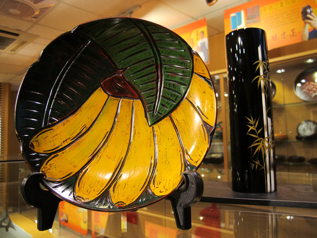 雕刻香蕉、鳳梨、原住民等富有台灣意象的漆器稱為「蓬萊塗」，是許多日本遊客指定要購買的紀念品。