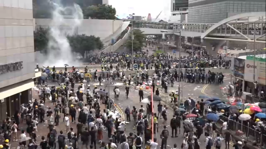 香港反送中運動，港政府動用港警的防暴部隊「速龍小隊」，警方使用警棍、催淚瓦斯，甚至拿出長槍，向群眾發射布袋彈，強勢鎮壓和平抗議的民眾。圖／截圖自蘋果動新聞 HK Apple Daily Youtube影片