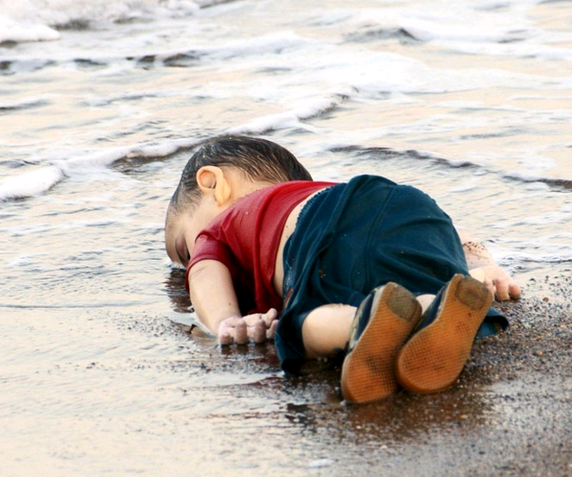 小艾倫（Aylan）陳屍沙灘悲劇，換得全球善念總動員（截圖取自REUTERS/Nilufer Demir/DHA）