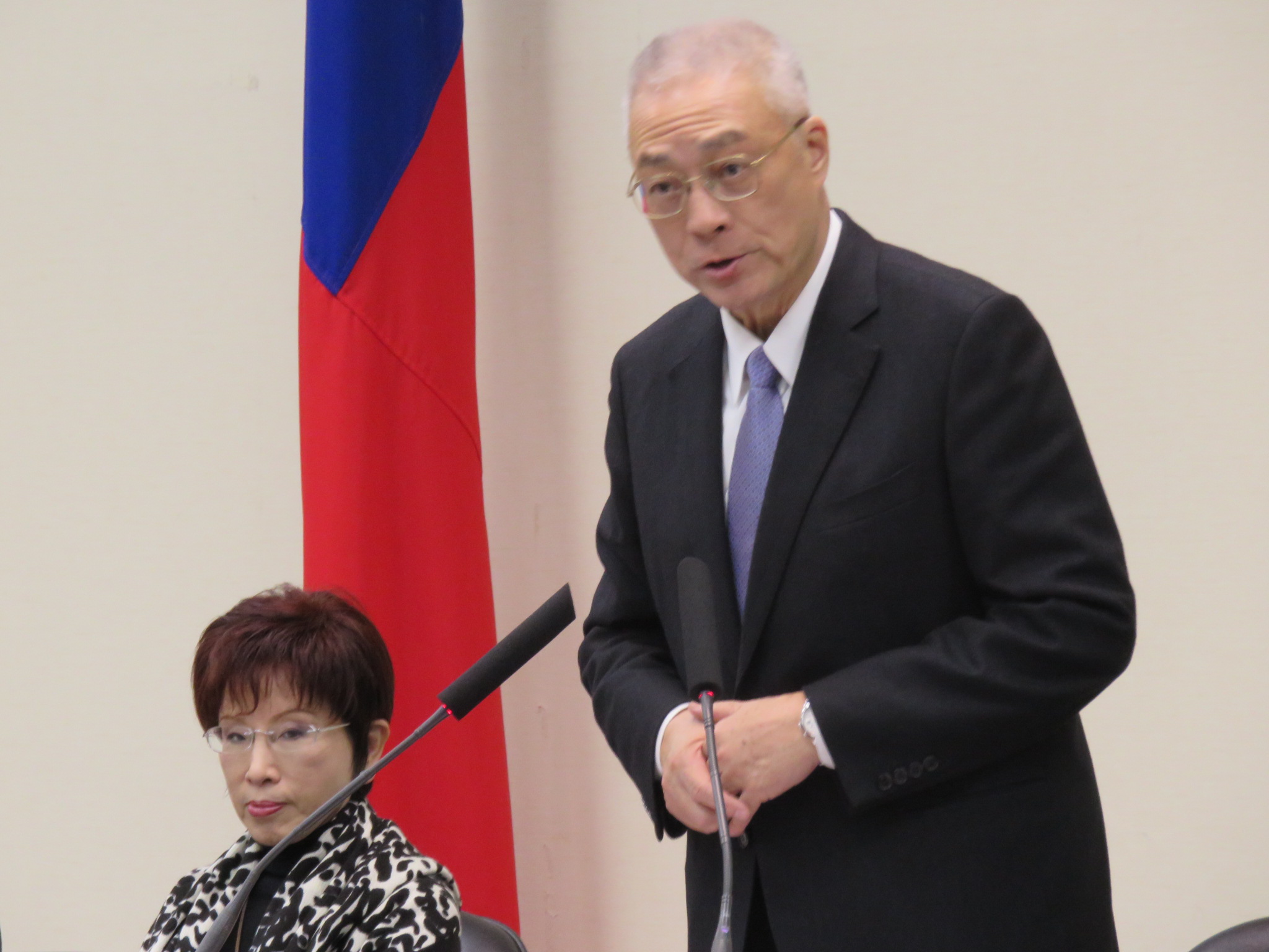 國民黨中常會今（14）日邀請農委會主委陳保基提出「國內高病原性禽流感疫情現況及防疫處置情形」專題報告，代理主席吳敦義會後建議農委會應加強溝通。（記者唐詩攝影，2015年1月14日）