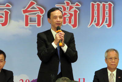 國民黨主席朱立倫（中）在會見上海台商時，對於朱是否參選2016總統，竟成為現場的「潛話題」。（中央社）20150503