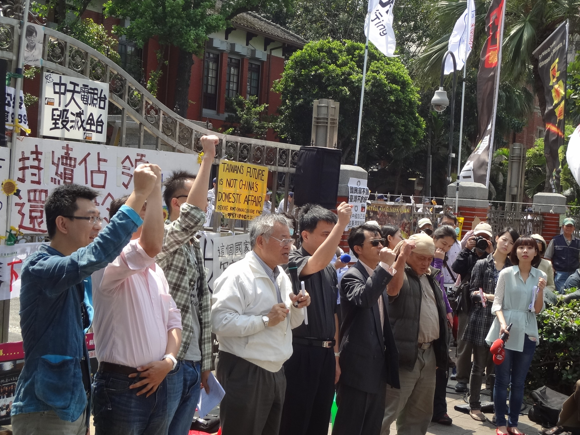 反核行動聯盟召集人高成炎等人今天在立院正門口，要求立院開放正門廣場供人民請願。（劉明堂攝）